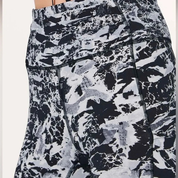 Lululemon sz 2 Fast & Free 7/8 Tight II Nulux 25"
Interlaced Starlight Black EUC - Picture 9 of 12